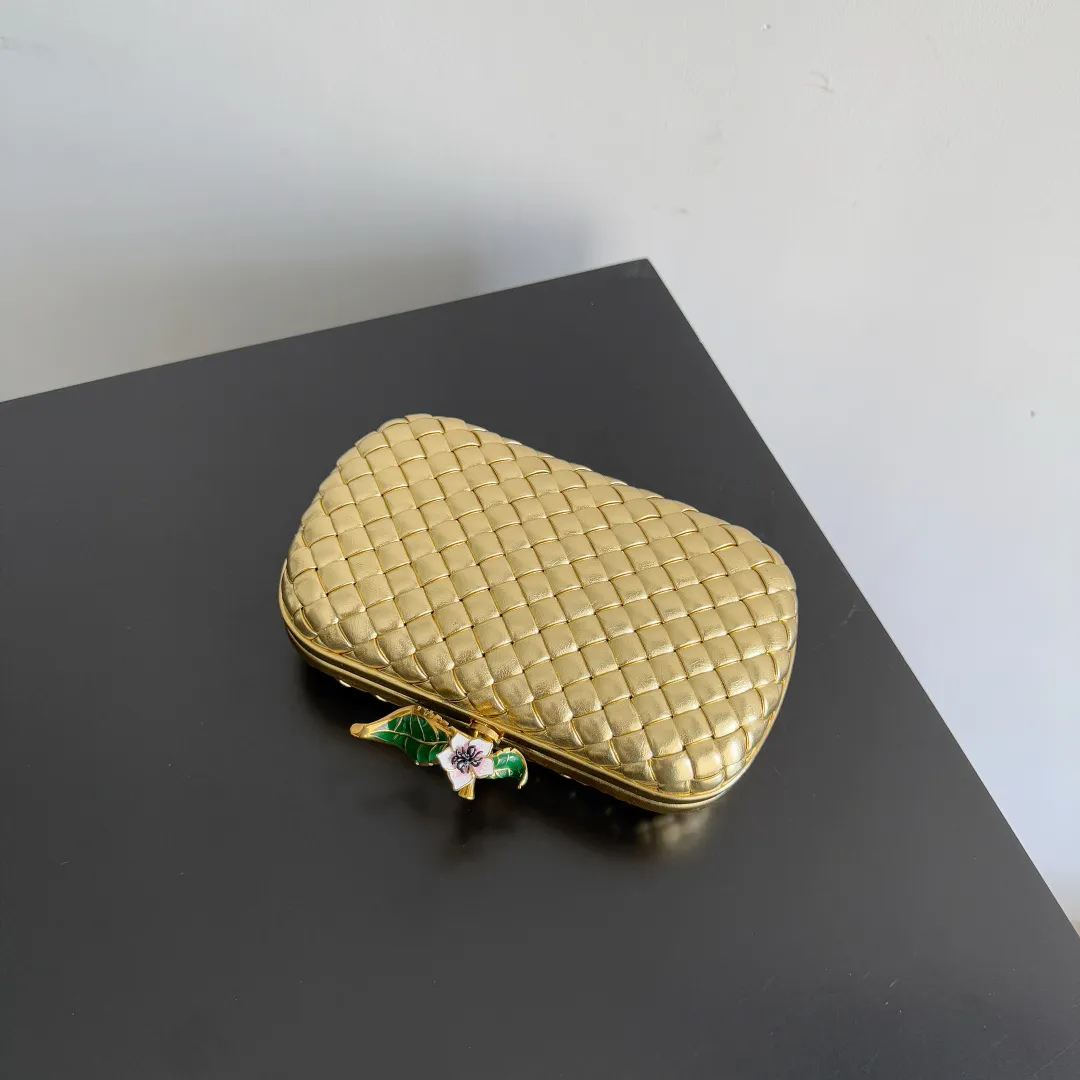 Batch 2100 BOTTEGA VENETA Women's Knot Evening Bag. An evening bag as beautiful as a jewelry box. Sharp-eyed friends must have discovered that the leather this time has a metallic luster. The whole bag looks very high-end. Even in a low-light environment, it is difficult to hide the excellent gloss of this bag. The three-dimensional flower made of brass will not oxidize. It is a heavy workmanship visible to the naked eye. Style number: 826183 (717622) Color: gold Size: 19*11.5*5cm